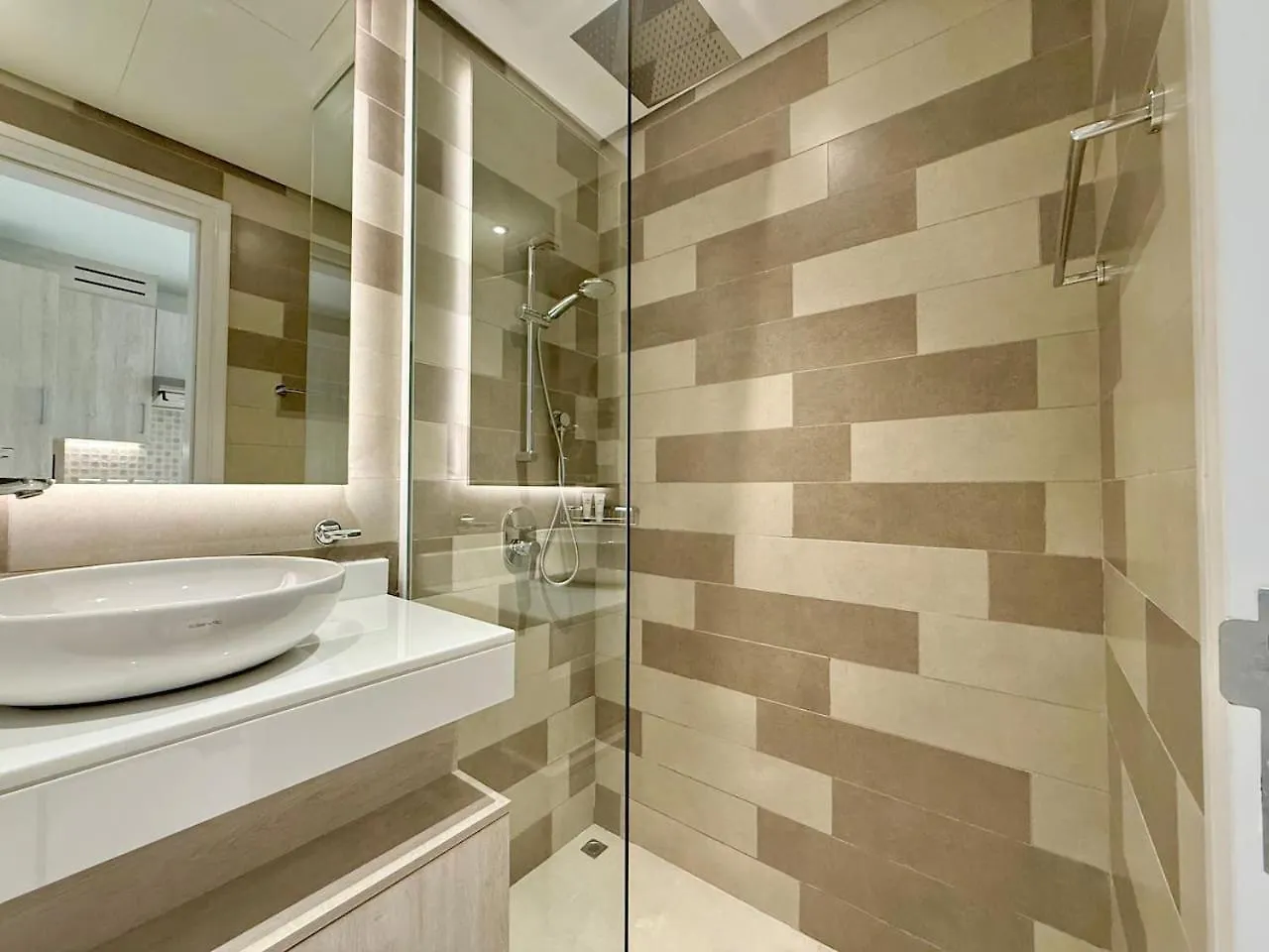 Cozy Studio Apartment With Beach Access - Palm Jumeirah Dubai